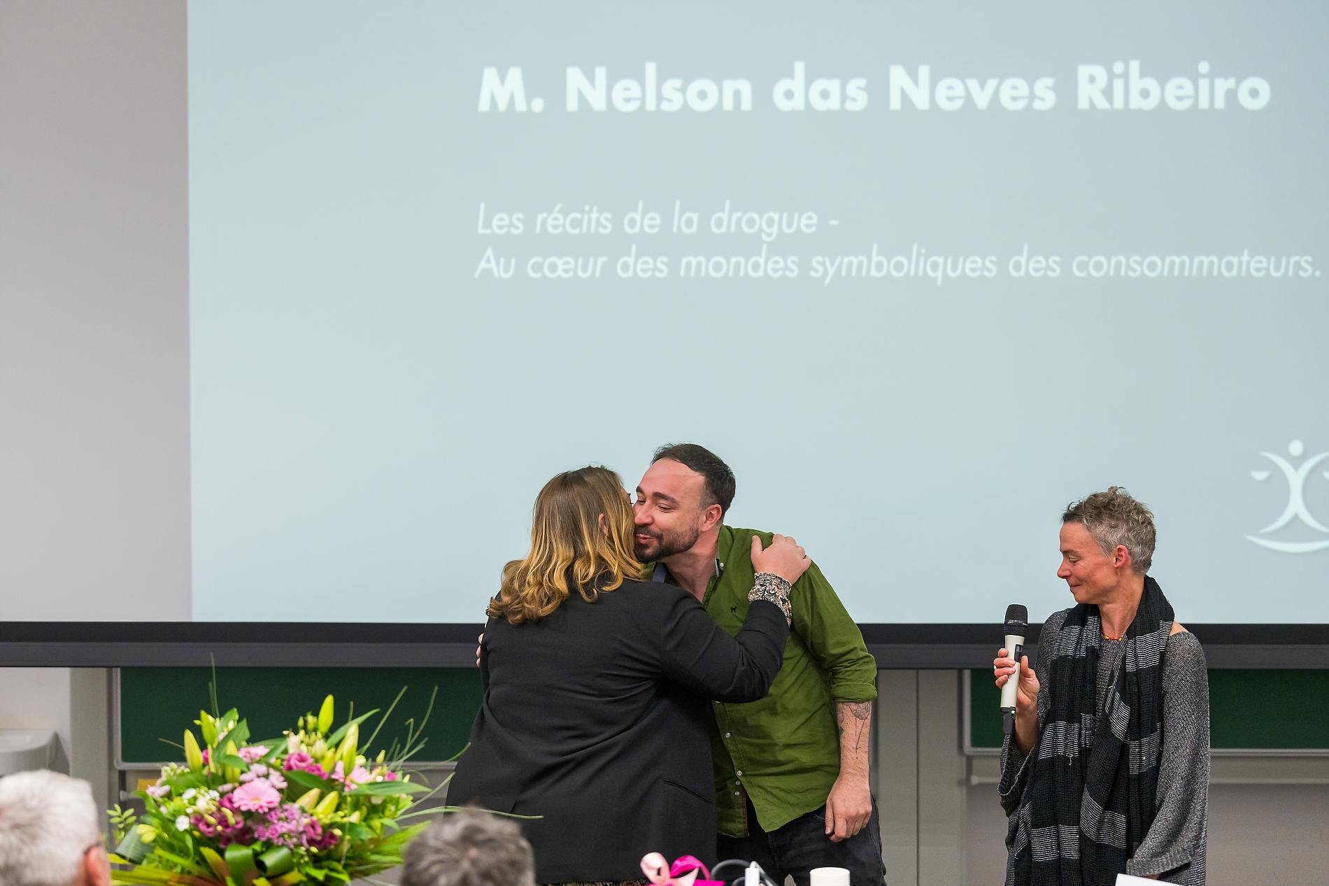 Nelson das Neves Ribeiro recevant le Prix Alice Seghers