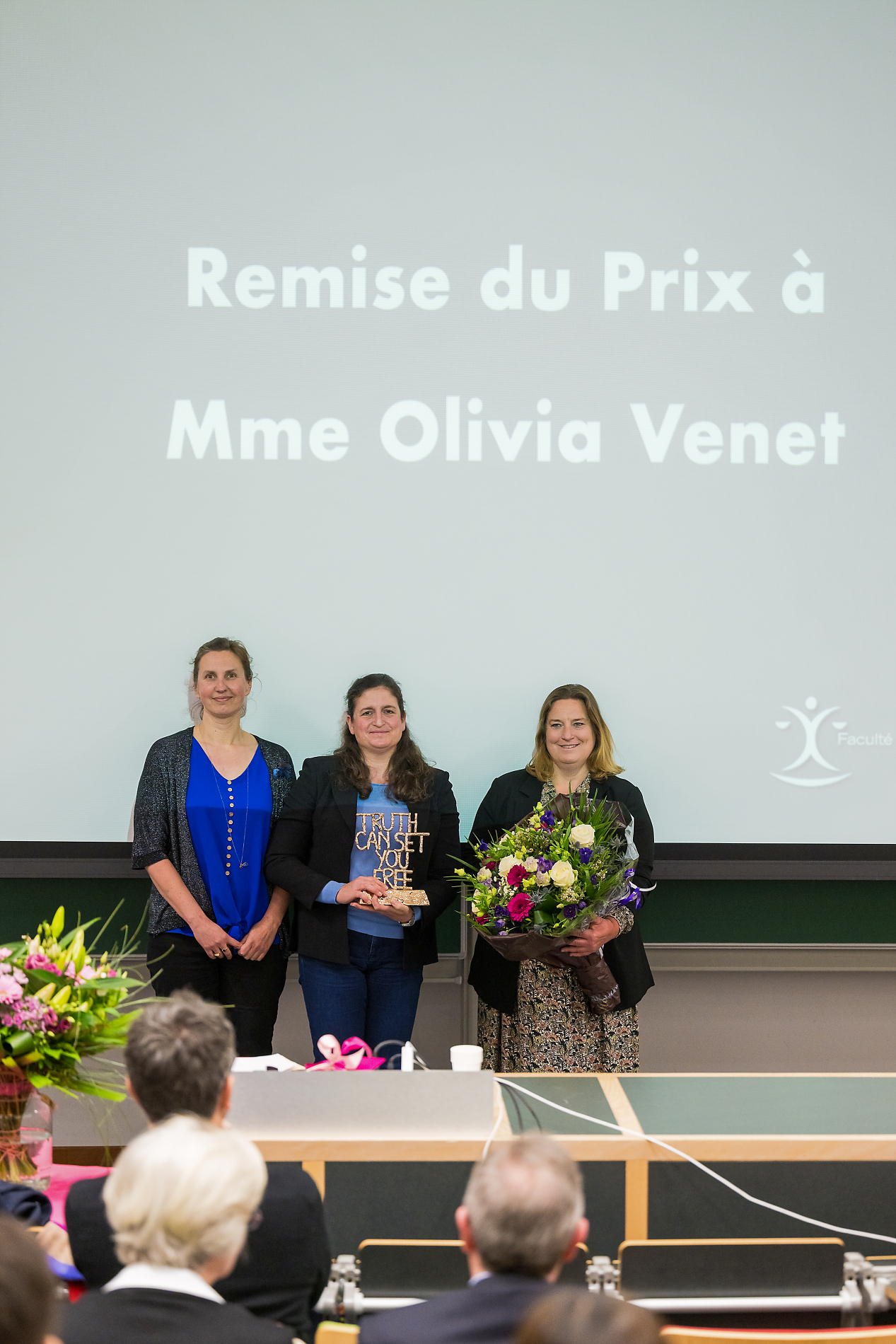 Olivia Venet recevant son Prix de la Faculté